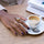 gemanicuurde hand en tasje koffie