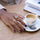 Mooie manicure nagels met tasje koffie