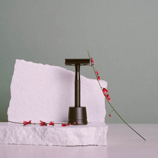 Duurzame Safety Razor met houder van WOndr – voor een gladde, milieuvriendelijke scheerbeurt zonder plastic. ♻️