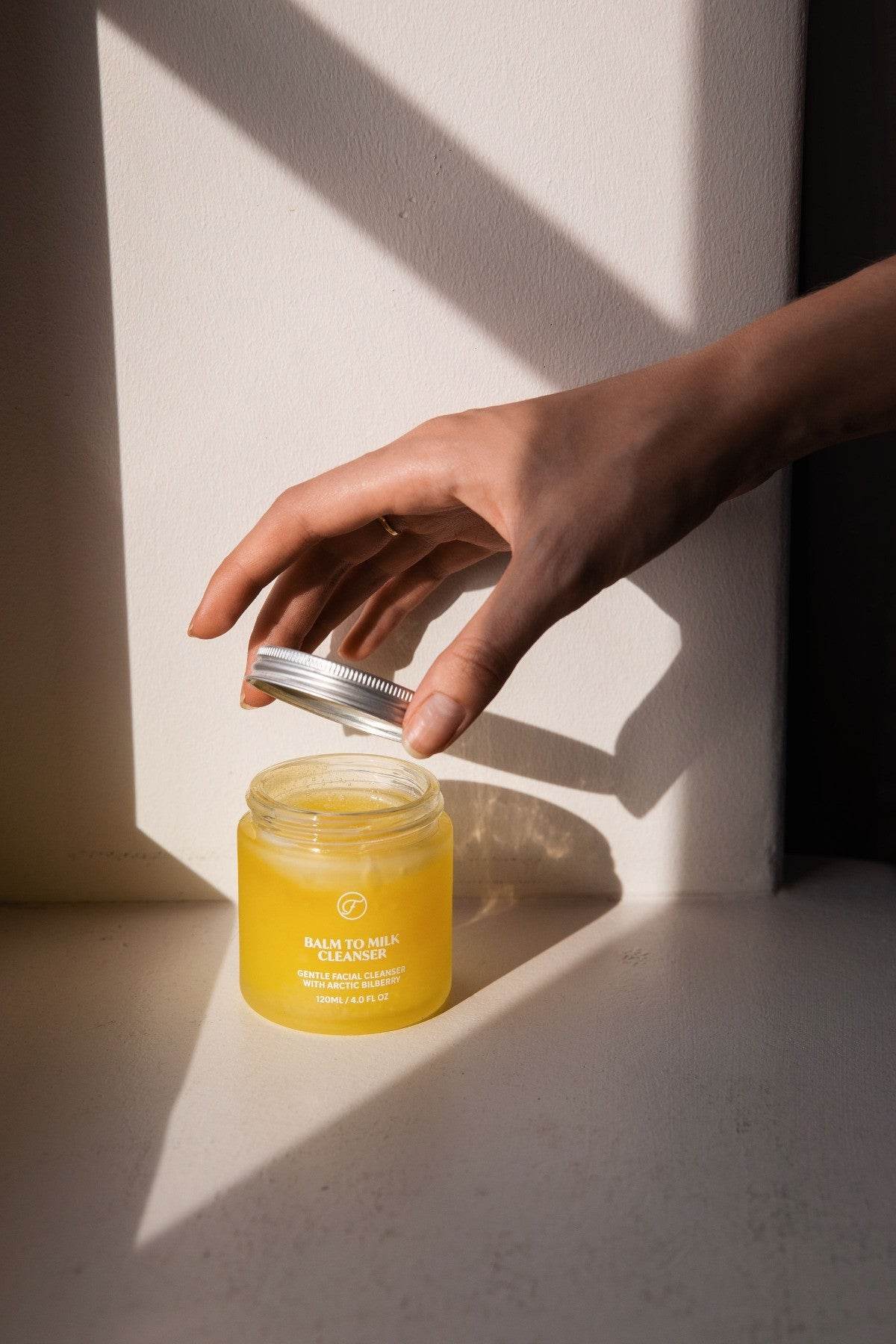 Balm to milk cleanser - Ilse de Beaute