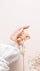 Gemanicuurde hand met bloem