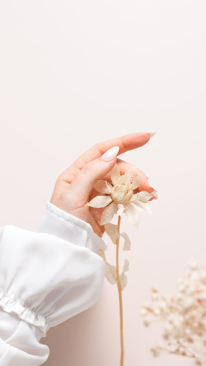 Gemanicuurde hand met bloem
